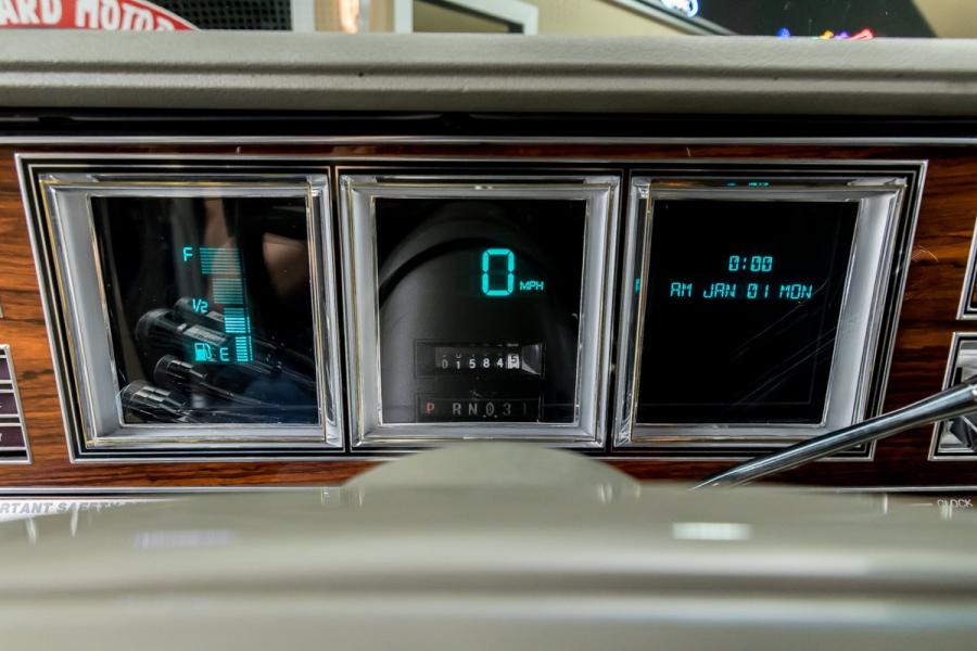 Панель приборов Lincoln Continental Mark VI Sedan 1980 года  (фото 61 из 111)